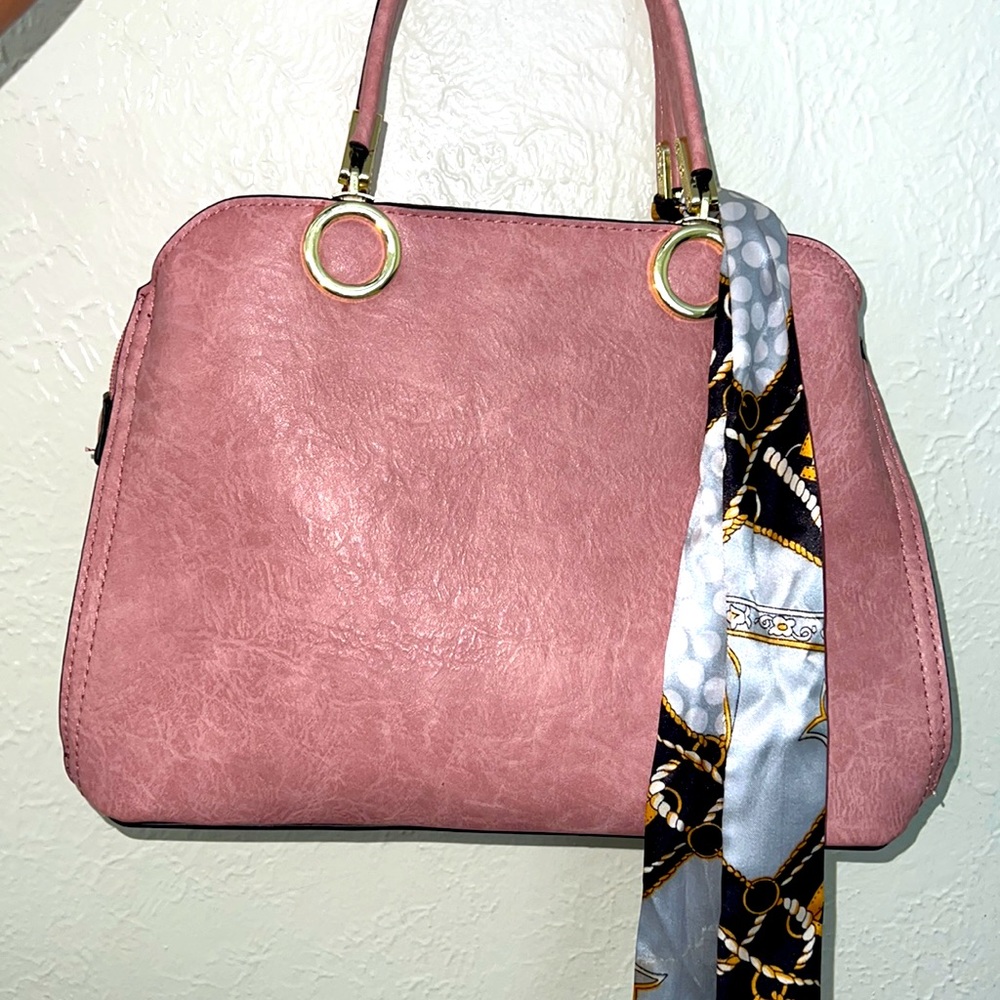 Im selling a pink purse, It comes with a lot of compartments. Comes with straps.
